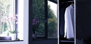 Liukuovikaappi peilillä