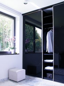 Musta vaatekaappi liukuovilla