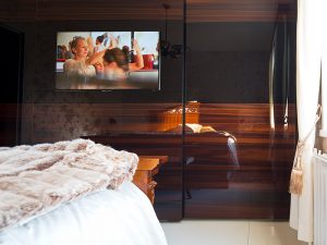 Makuuhuoneen kiiltävä liukuovikaappi