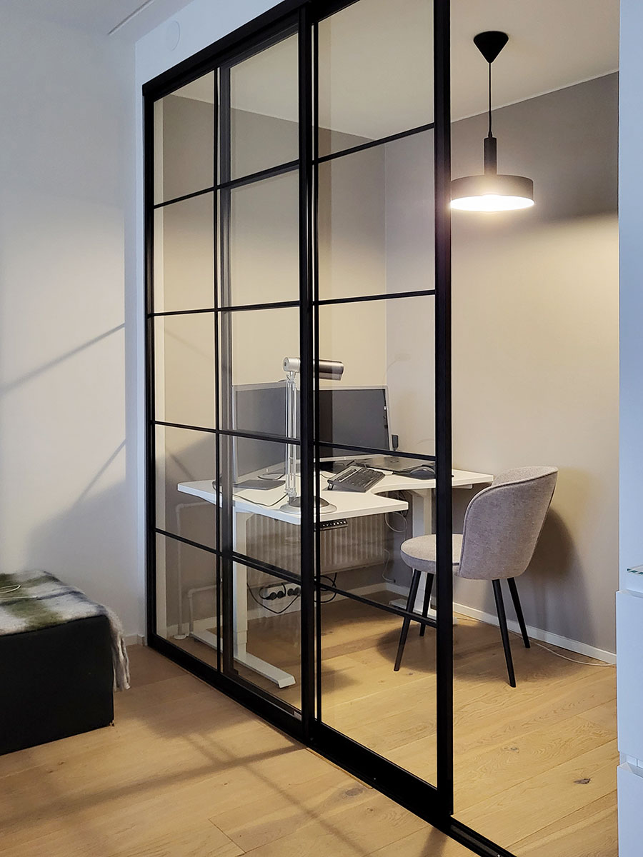 Lasiseinä kotitoimistossa